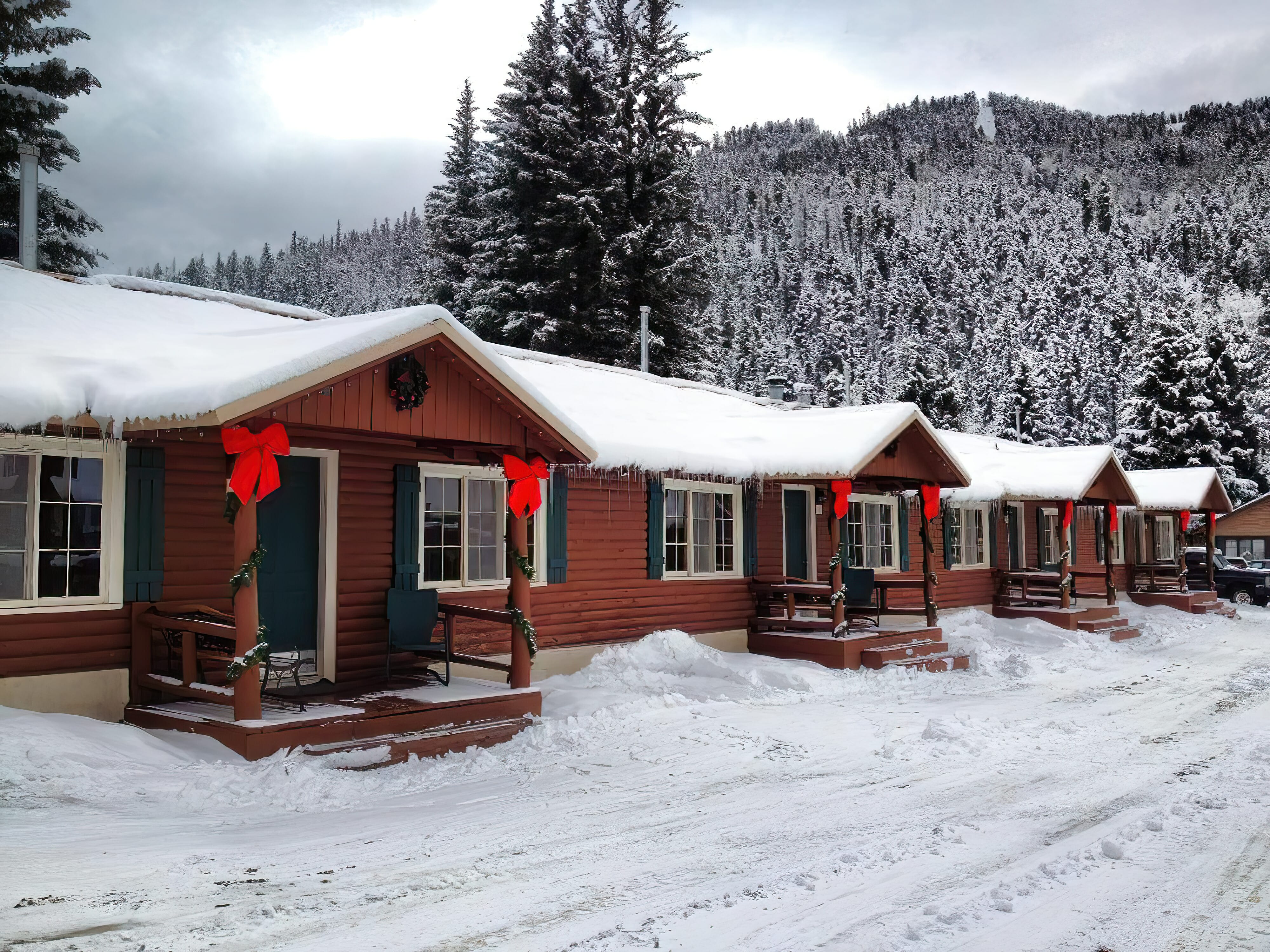 Building view of Three Bear Lodge