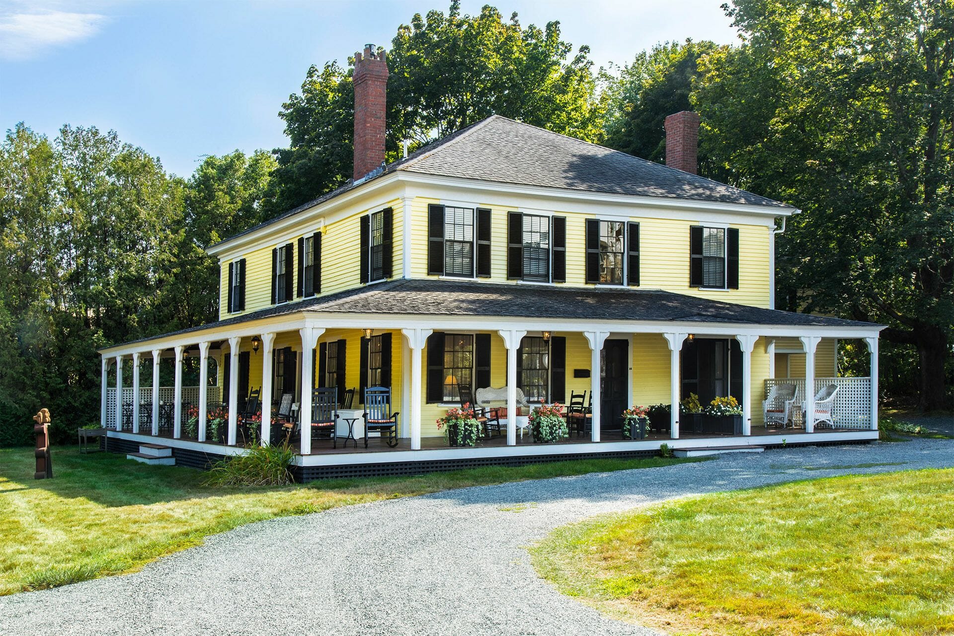 Building view of Yellow House Inn