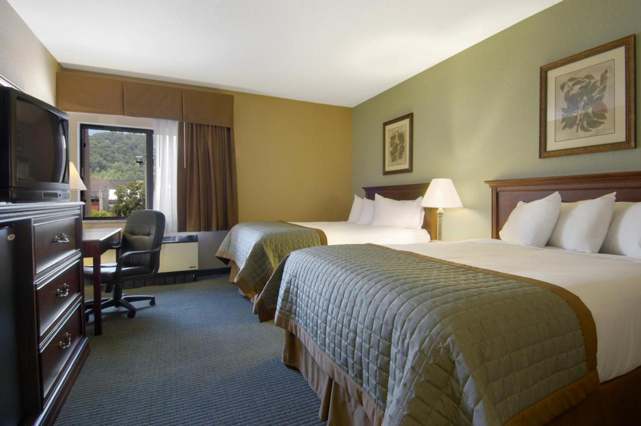 Bedroom view of Baymont Inn & Suites Cherokee Smoky Mountains