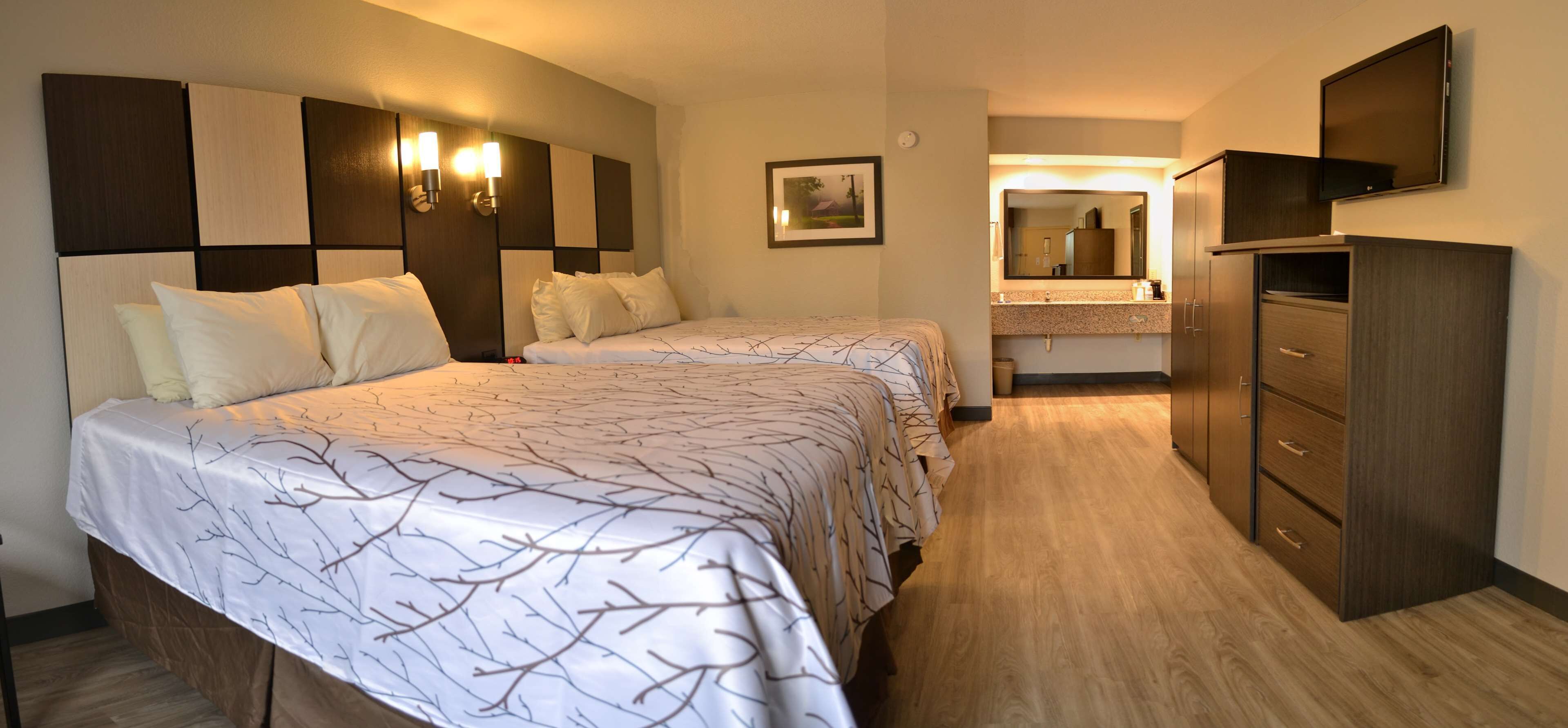 Bedroom view of Best Western Cades Cove Inn