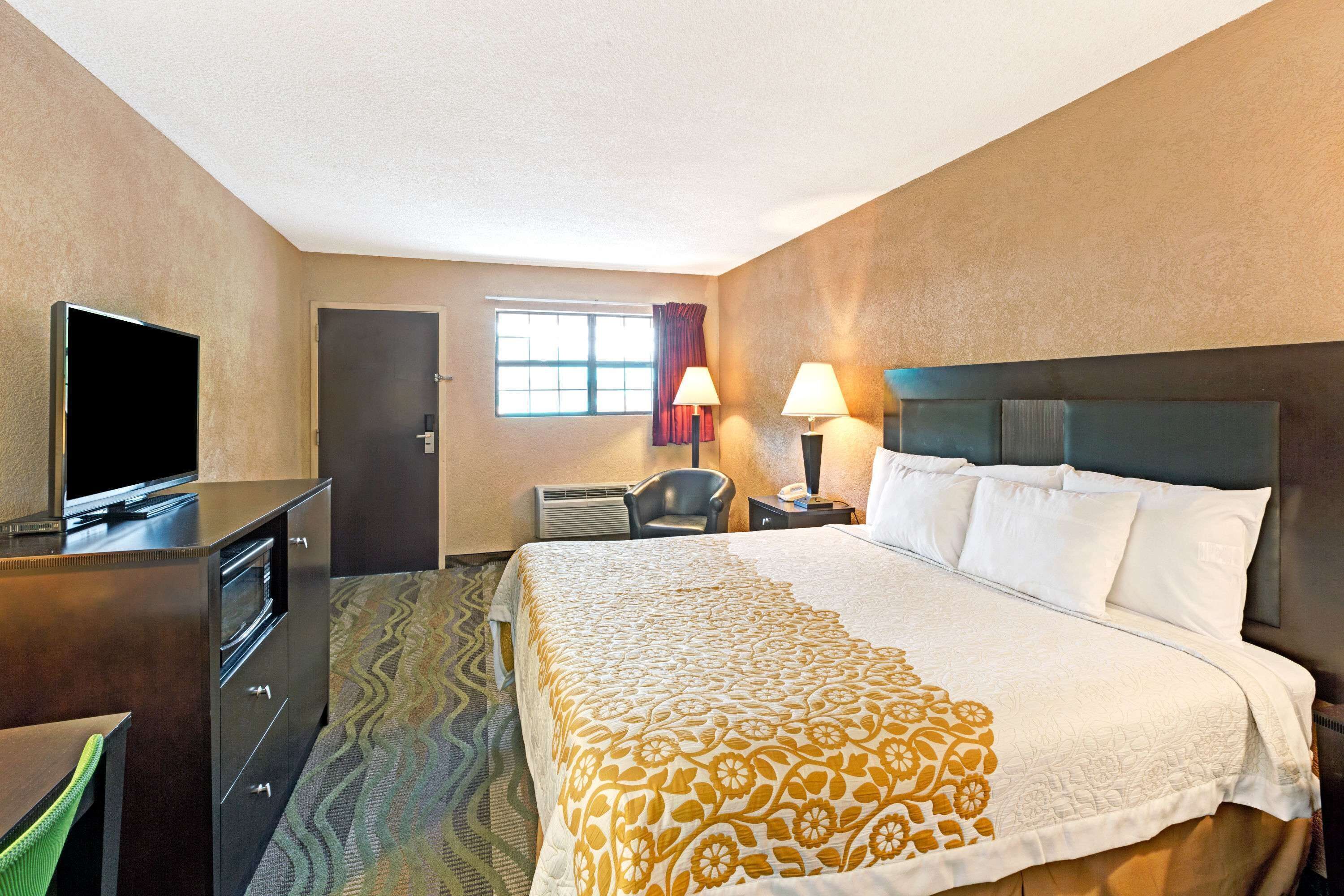Bedroom view of Days Inn by Wyndham Cherokee Near Casino