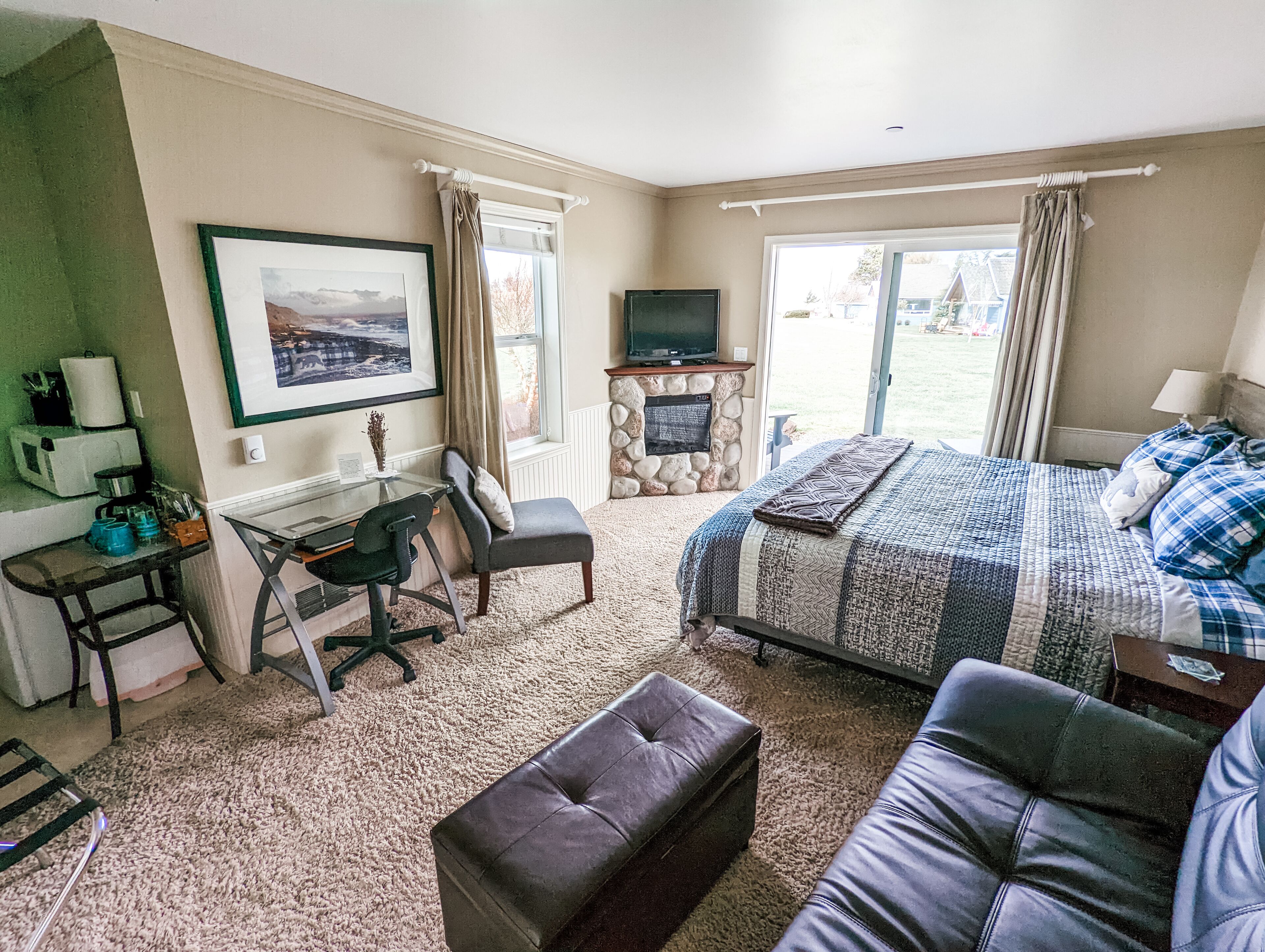 Studio suite, 1 king bed with sofa bed, jetted tub, Juan de Fuca Cottages
