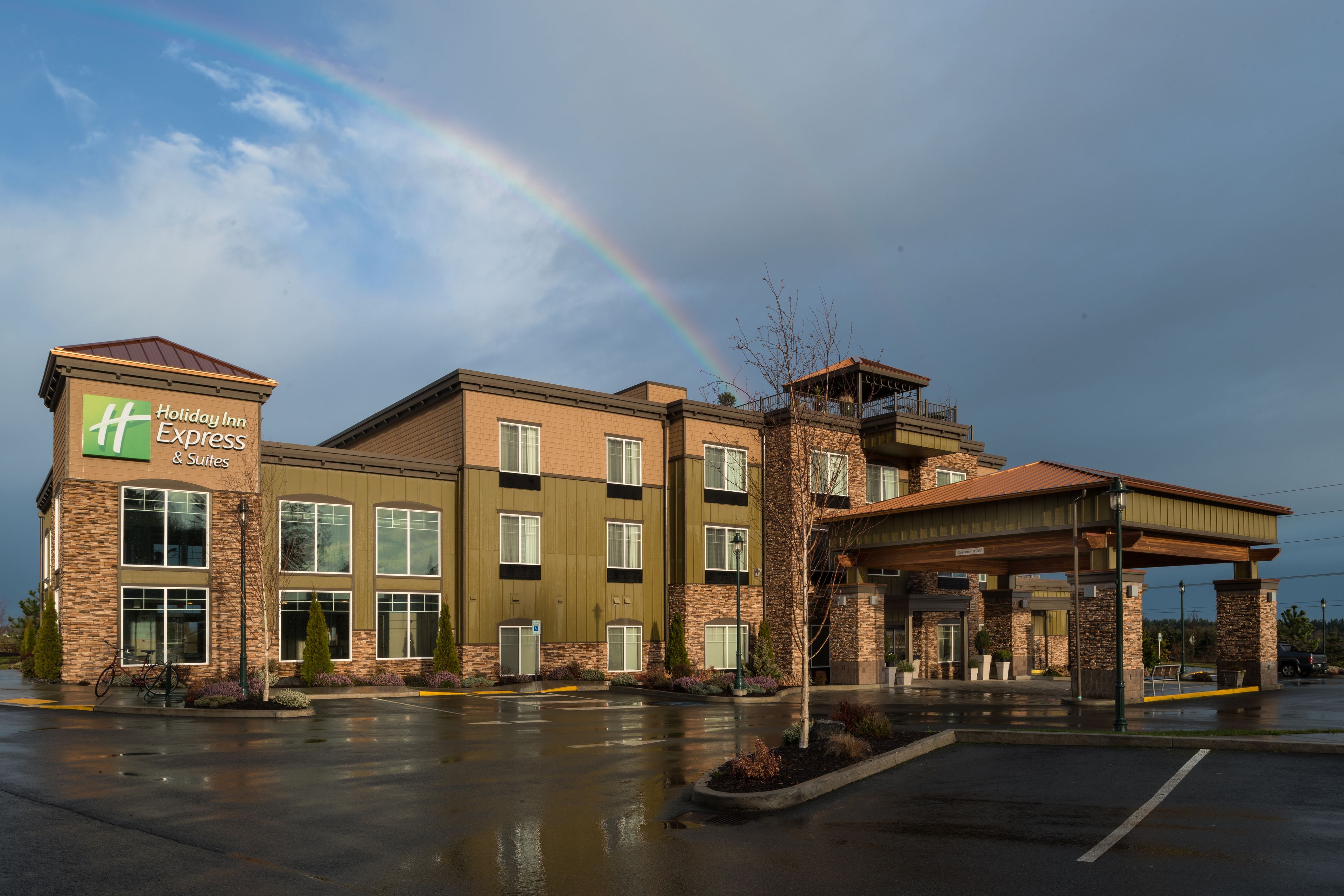 Building view of Holiday Inn Express Hotel & Suites North Sequim, An IHG Hotel