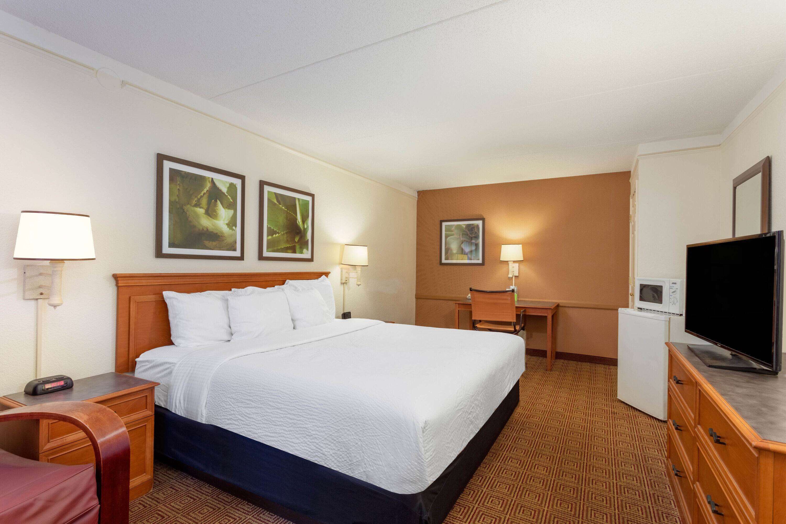 Deluxe room, 1 king bed, La Quinta Inn by Wyndham Huntsville Research Park