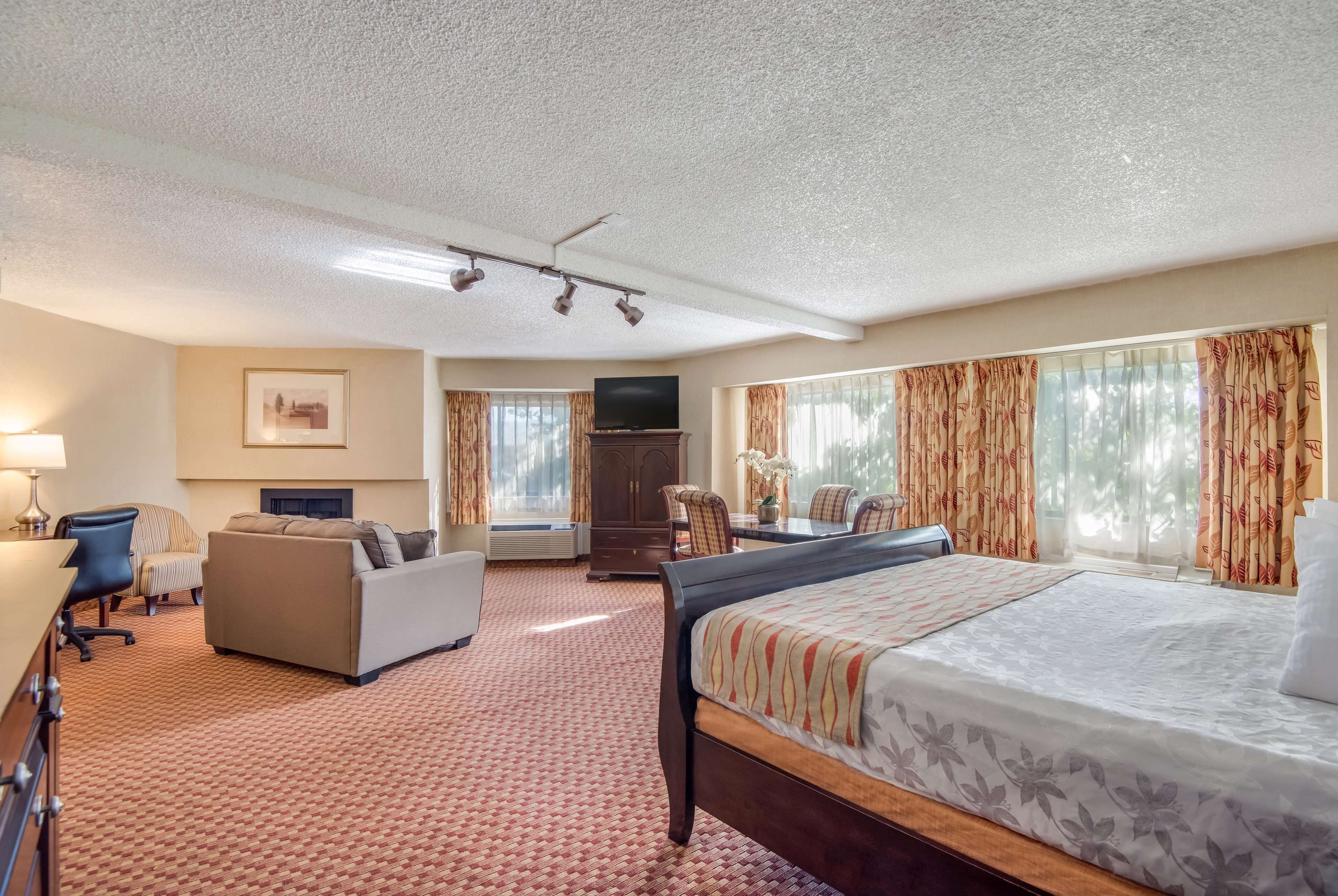 Bedroom view of SureStay Plus Hotel by Best Western Reno Airport