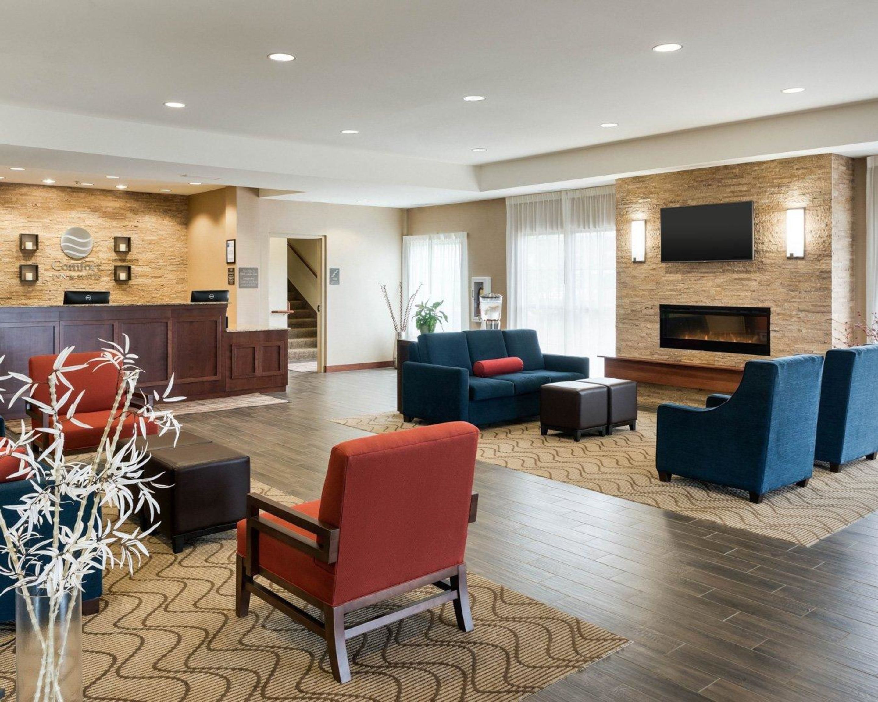 Lobby view of Comfort Inn & Suites West Medical Center