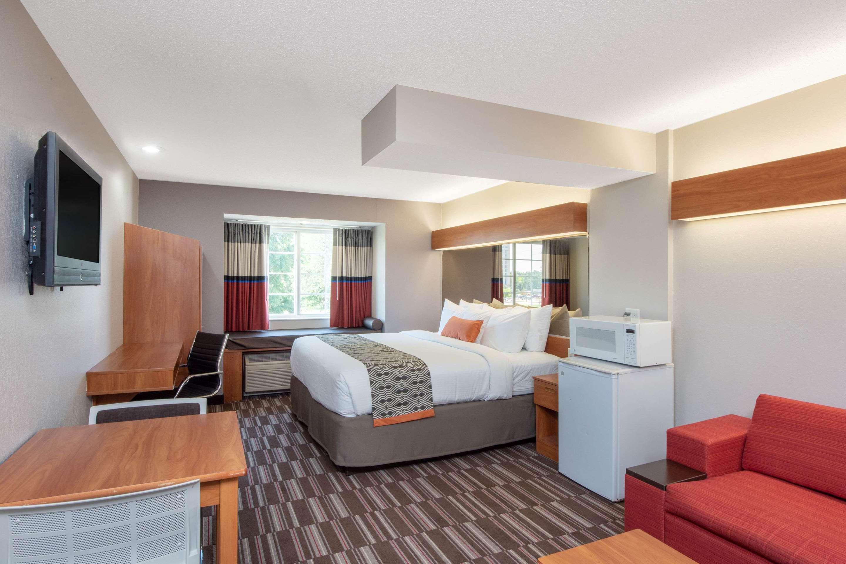 Bedroom view of Microtel Inn & Suites by Wyndham Springfield