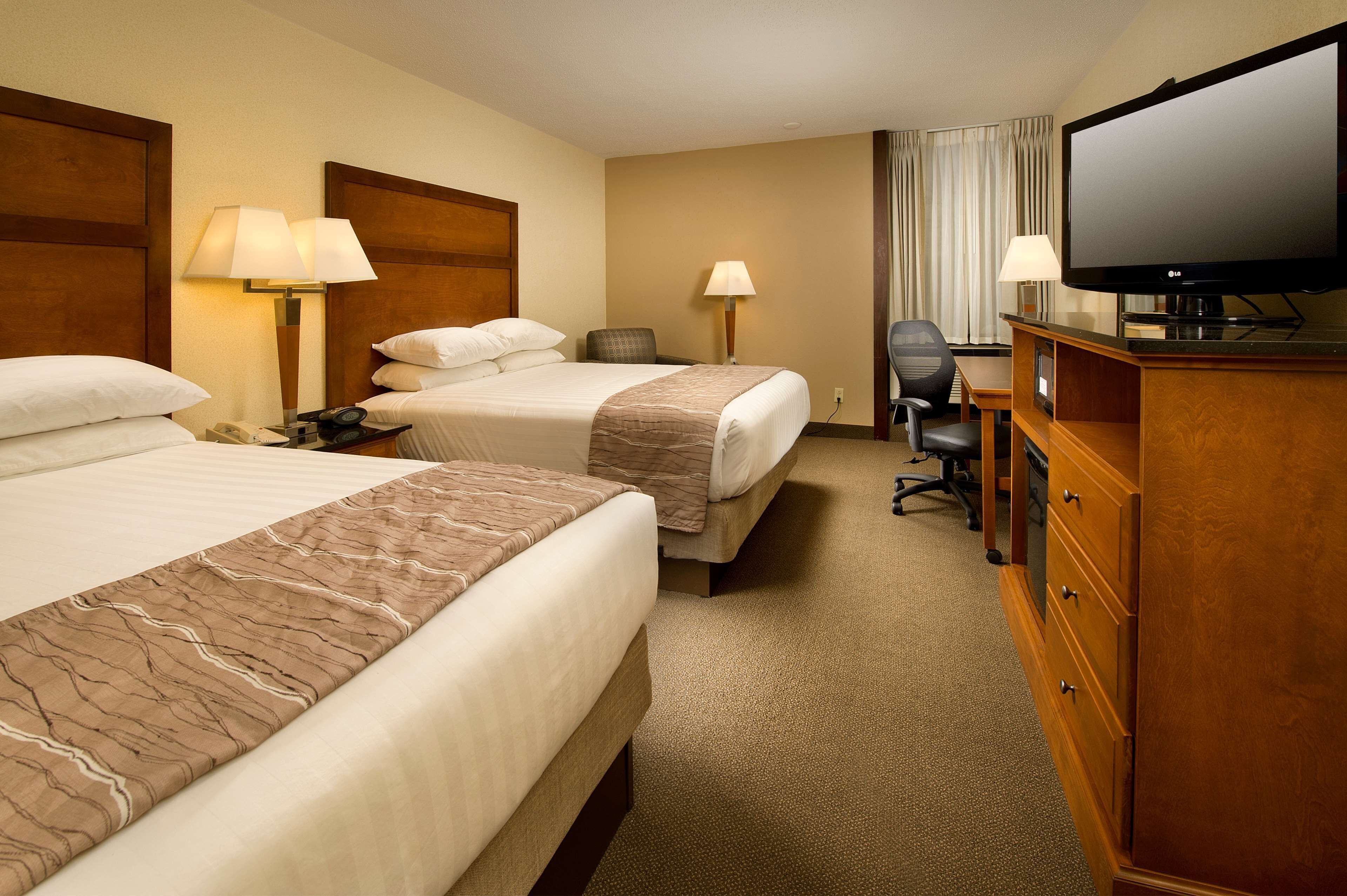 Bedroom view of Drury Inn & Suites Springfield, IL