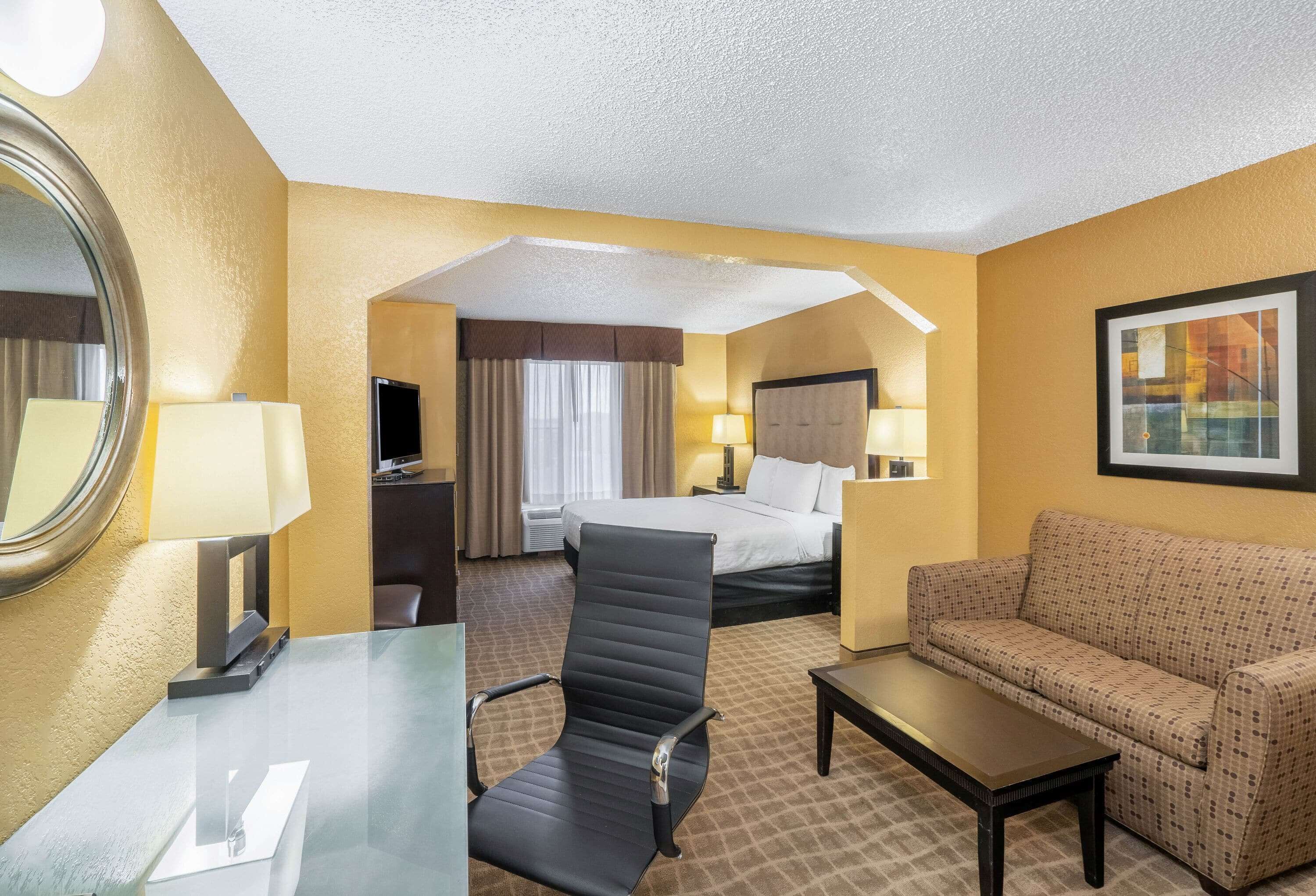 Bedroom view of La Quinta Inn & Suites by Wyndham Hot Springs