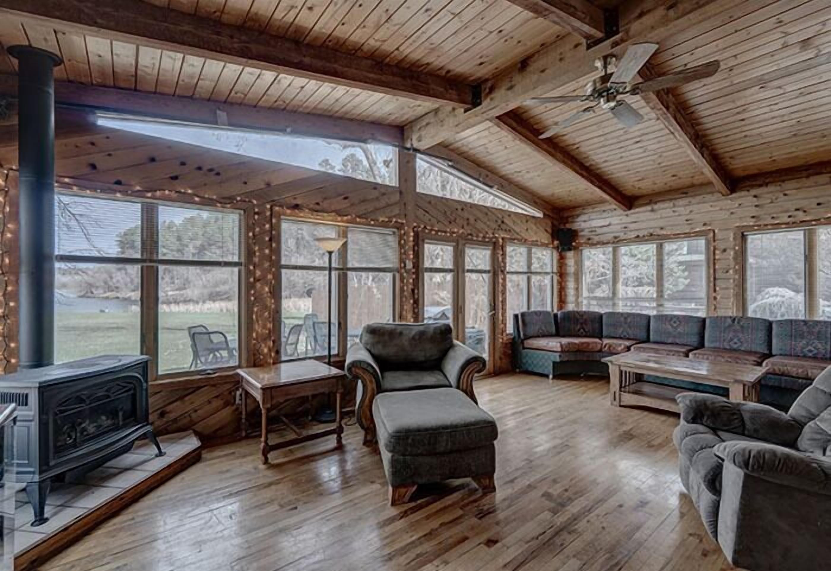 Living room view of Canyon Lake Resort