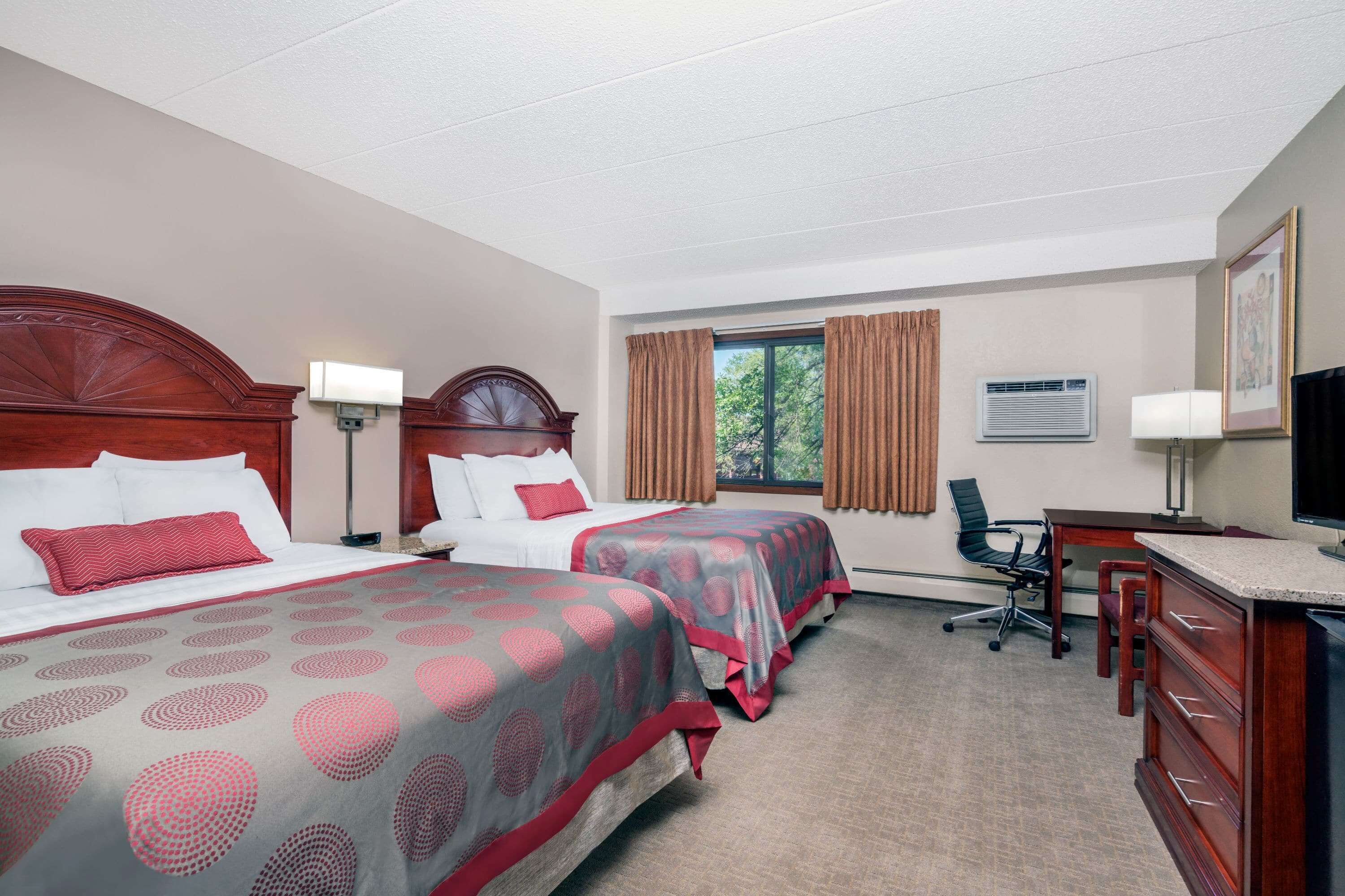 Bedroom view of Ramada by Wyndham Minneapolis Golden Valley
